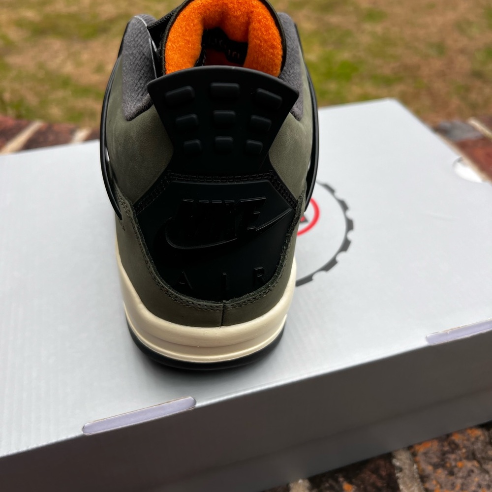 Jordan 4 Retro OG Undefeated - Picture 4 of 9